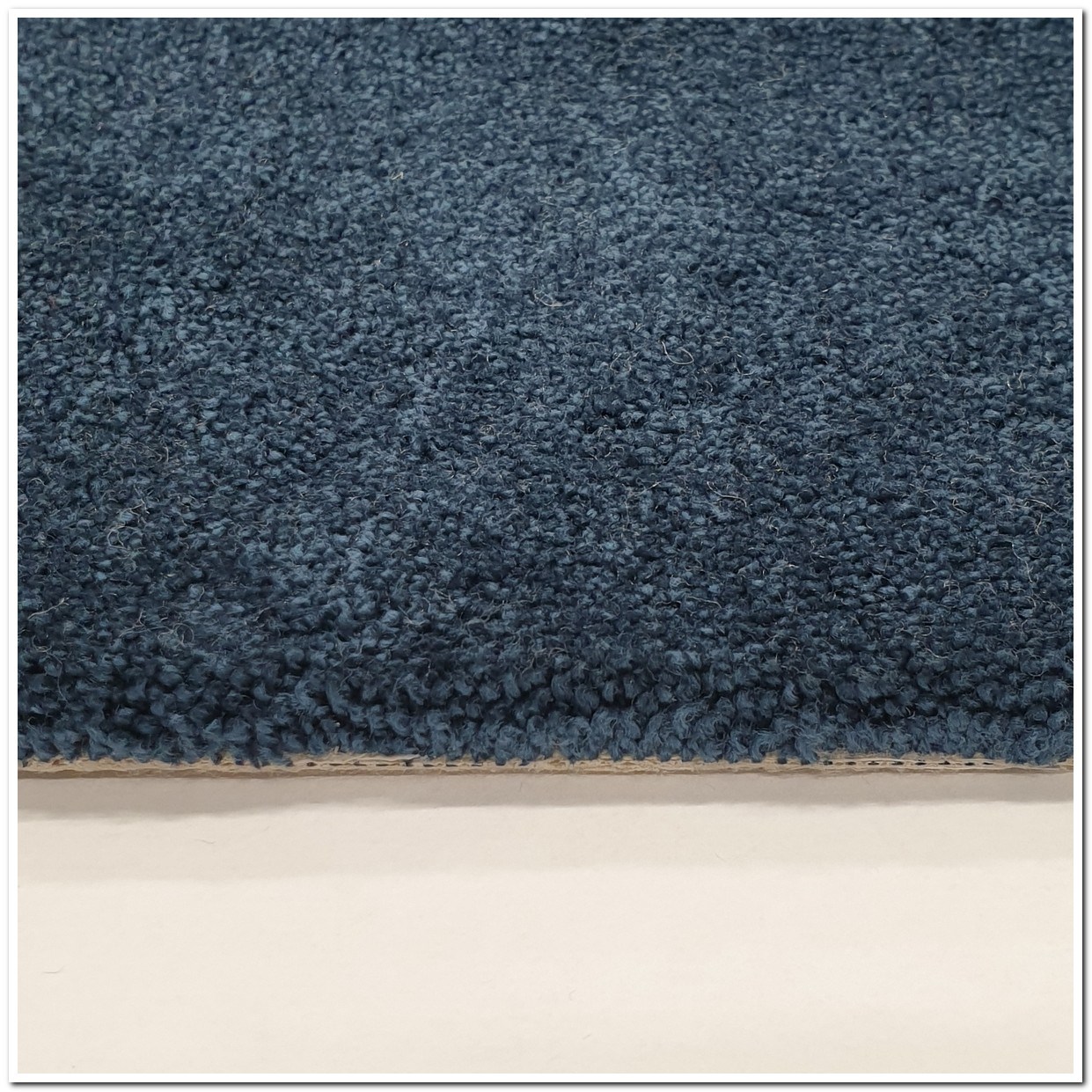 Heltäckningsmatta Carisma 85 400cm, Mörkblå