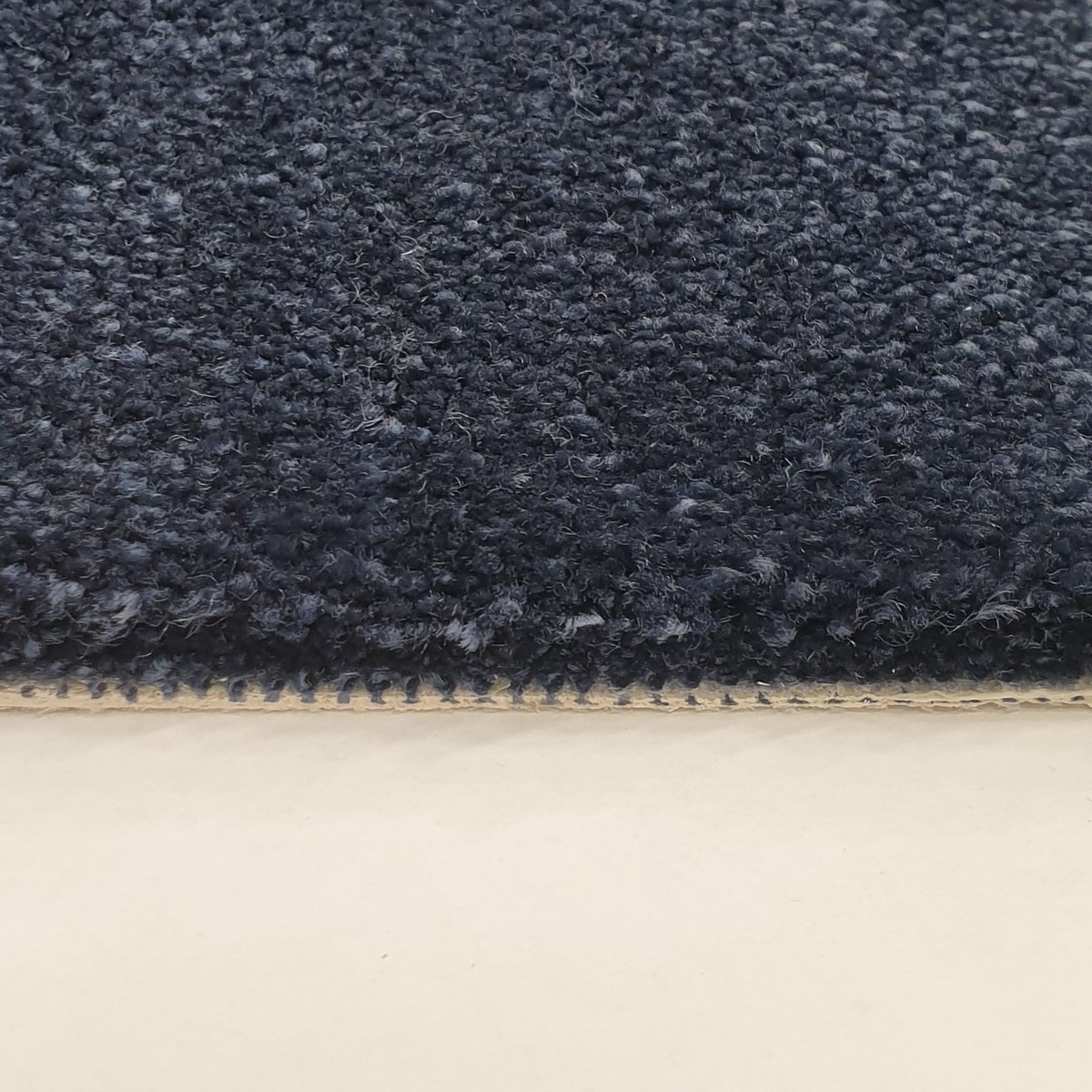 Heltäckningsmatta Chanel 425 400cm, Mörkblå