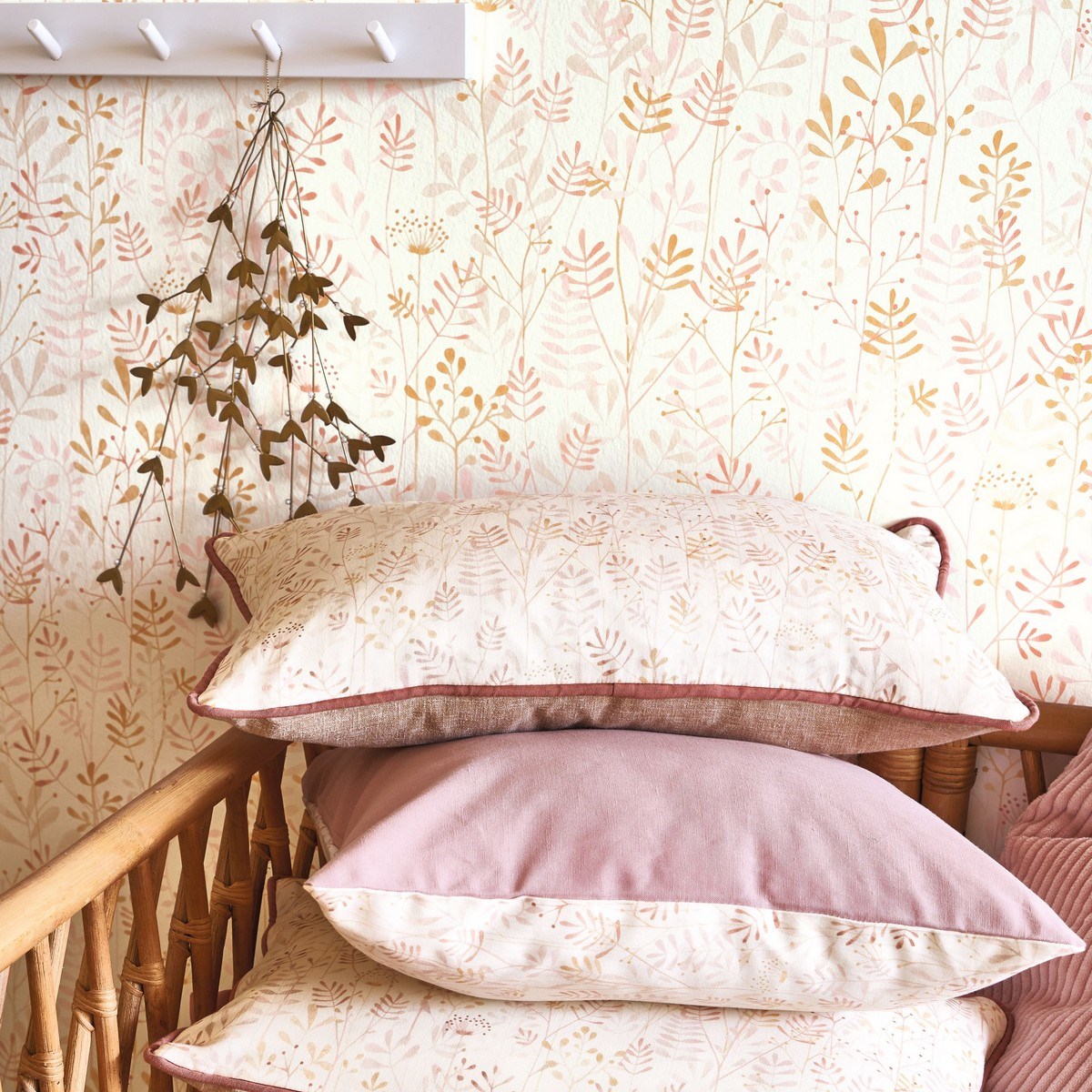 Tapet Once Upon A Time Wild Garden Rose Nude Ouat88324630