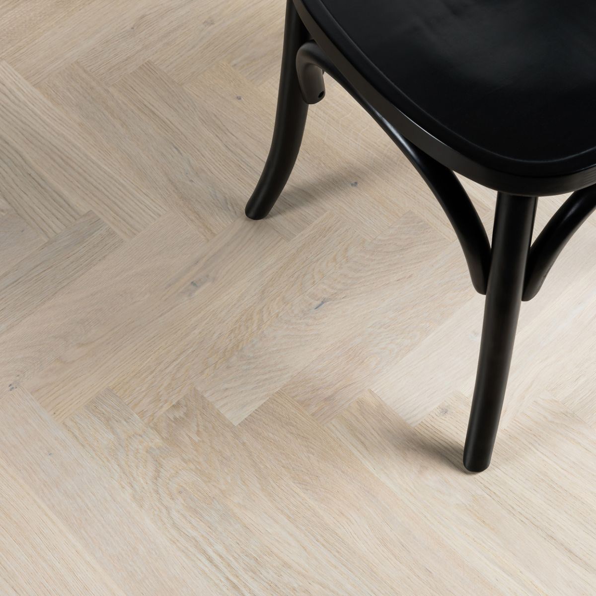 Fiskbensparkett 2:sort Lycksele B-planka, Extra Vit Ek, Mattla