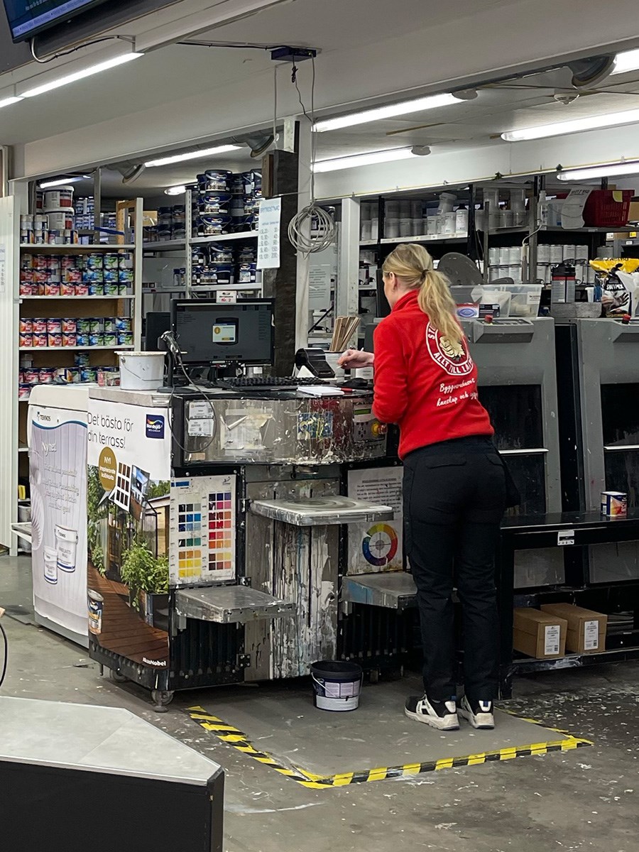 Veronika i färgbaren